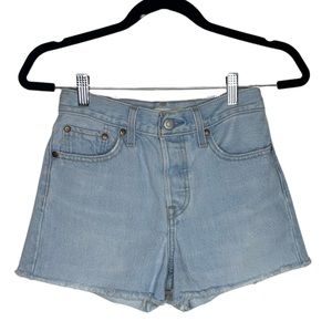 LEVIS Premium Wedgie Short cut off Jean shorts. Light‎ blue wash size 24
